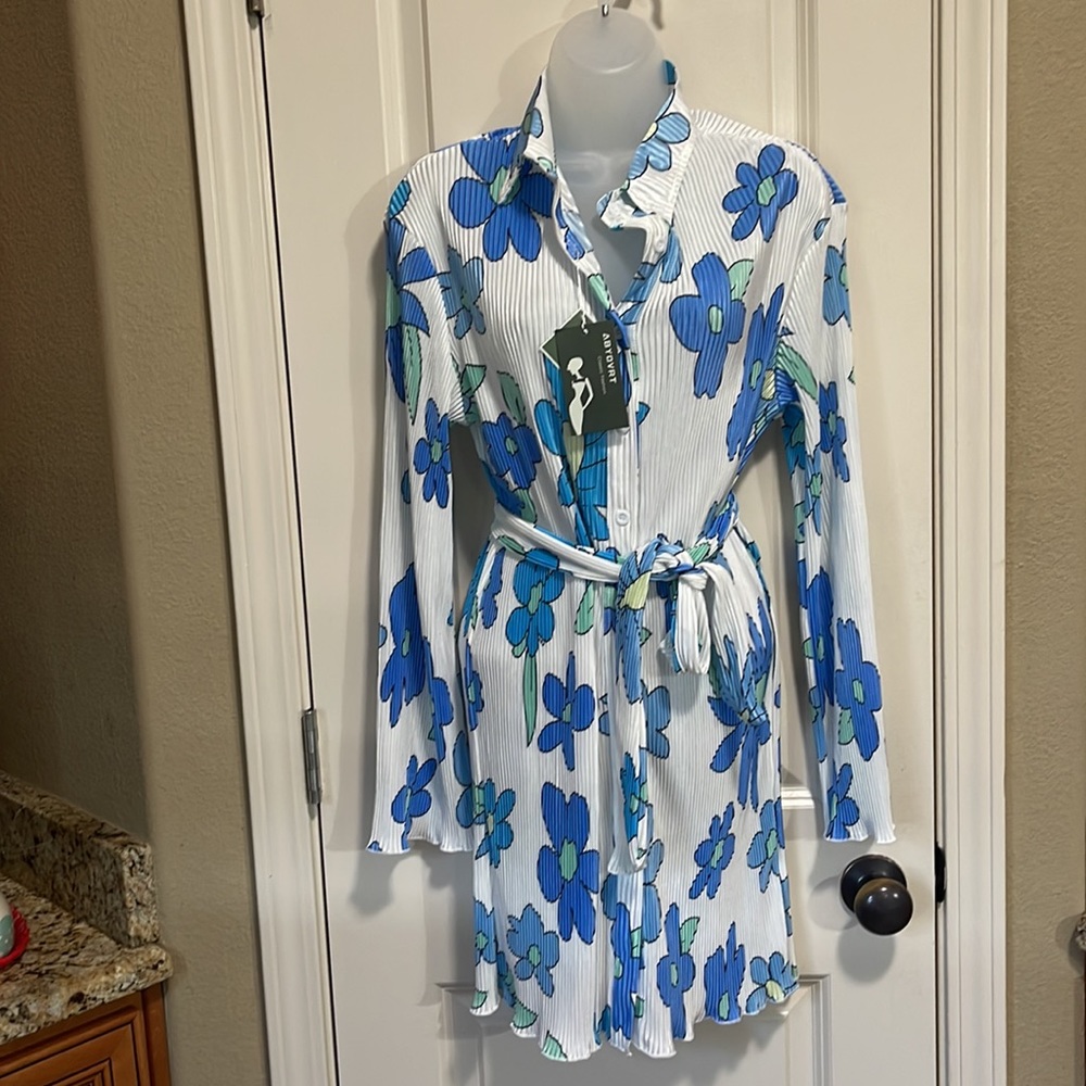 White with blue flowers crinkled dress size L NWT